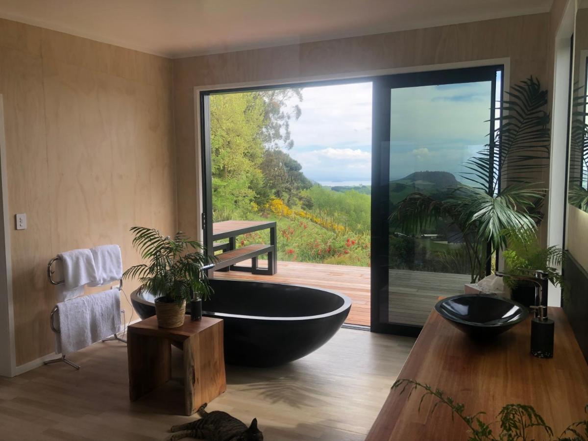 Whakaipo Bay Cabin Retreat タウポ エクステリア 写真